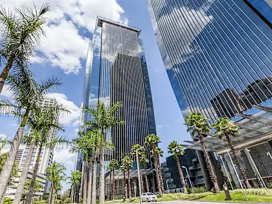 Torres de vidro do complexo empresarial na Av. Dr. Chucri Zaidan, São Paulo